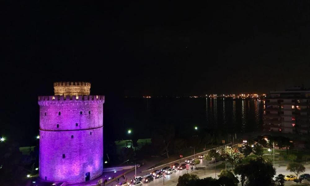 Θεσσαλονίκη: ''Ντύθηκε'' στα μωβ ο Λευκός Πύργος για τα παιδιά που γεννιούνται πρόωρα